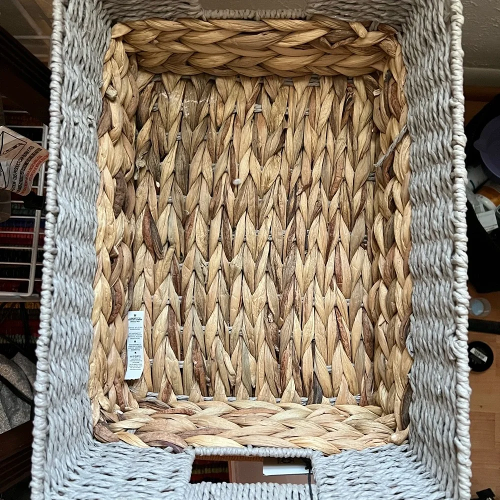 Brand new woven basket cannot use, wrong size cannot return.